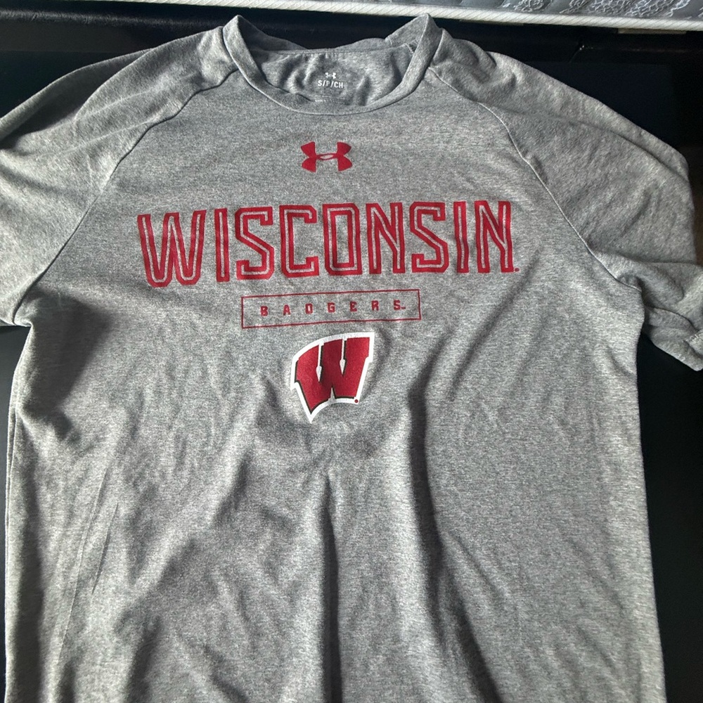 Mens Size Small Light Grey Wisconsin Badgers T shirt